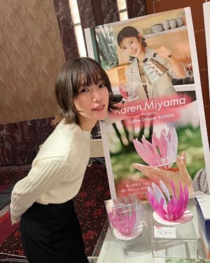 Karen Miyama Instagram - #HARIO 2025新製品発表会
.
.
.
.

美山加恋コラボドリッパーSUIREN
ハリオカフェや私のFCサイトにて発売中です☕️

柴田会長、高橋ひとみさん、料理家の宮澤奈々さんと☺︎