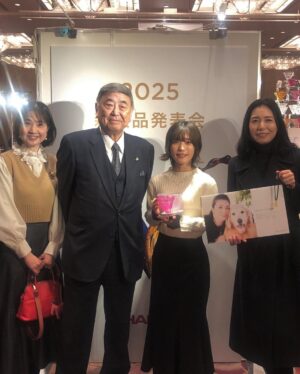 Karen Miyama Instagram - #HARIO 2025新製品発表会
.
.
.
.

美山加恋コラボドリッパーSUIREN
ハリオカフェや私のFCサイトにて発売中です☕️

柴田会長、高橋ひとみさん、料理家の宮澤奈々さんと☺︎