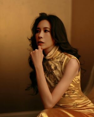 Karen Mok Man-Wai Instagram - 在巴黎慶祝我們的「春節」走進聯合國教科文組織，列入人類非物質文化遺產代表作名錄❤️

A night of MOKnificence at UNESCO

💄: @lingchan_makeup
💇‍♀️: @brianchanlondon
📷: @Ffflyy2

#我們的春節  #非物質文化遺產 #UNESCO #春晚 #CNY2025 #Qipao #cheongsam #這世界那麼多人 #MOKnificent #莫文蔚 #KarenMOK