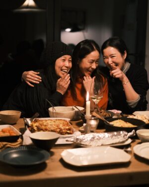 Karena Lam Kar-Yan Instagram - 拜訪Hama Pottery後就到Goddag Lab 創辦人之一的Channy家中用餐，感受到自然光與舒適的氛圍，真是一種享受。她家裡的家具結合了跳蚤市場的獨特風格與新式的舒適感，讓人感覺既放鬆又有生活情趣。

女兒的playroom色彩繽紛，充滿童趣，讓人不禁想起童年的美好回憶。大餐桌是家庭聚會的核心，讓大家可以隨意聊天，分享彼此的故事與笑聲。Channy的老公還展現了他五星級廚藝，準備了美味的酒伴和豐盛的晚餐，真是讓人垂涎欲滴！

感謝cowrice、Channy、Ming以及她們的女兒們，讓我在倫敦感受到家的溫暖。這樣的聚會不僅是品味美食，更是心靈的交流和連結。抱緊你們❤️