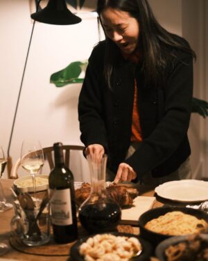Karena Lam Kar-Yan Instagram - 拜訪Hama Pottery後就到Goddag Lab 創辦人之一的Channy家中用餐，感受到自然光與舒適的氛圍，真是一種享受。她家裡的家具結合了跳蚤市場的獨特風格與新式的舒適感，讓人感覺既放鬆又有生活情趣。

女兒的playroom色彩繽紛，充滿童趣，讓人不禁想起童年的美好回憶。大餐桌是家庭聚會的核心，讓大家可以隨意聊天，分享彼此的故事與笑聲。Channy的老公還展現了他五星級廚藝，準備了美味的酒伴和豐盛的晚餐，真是讓人垂涎欲滴！

感謝cowrice、Channy、Ming以及她們的女兒們，讓我在倫敦感受到家的溫暖。這樣的聚會不僅是品味美食，更是心靈的交流和連結。抱緊你們❤️