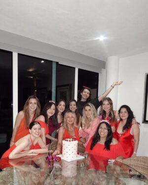 Kariam Castro Instagram - Festejando todo el mes a @gemagaroa y aún no acaba.♥️🎂 

Por más días así… risas, complicidad, amigas y pastel. 🌈💖🦄✨