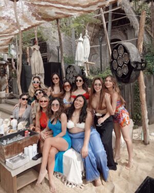 Kariam Castro Instagram - Festejando todo el mes a @gemagaroa y aún no acaba.♥️🎂 

Por más días así… risas, complicidad, amigas y pastel. 🌈💖🦄✨
