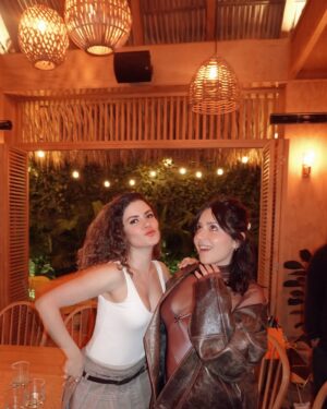 Kariam Castro Instagram - Festejando todo el mes a @gemagaroa y aún no acaba.♥️🎂 

Por más días así… risas, complicidad, amigas y pastel. 🌈💖🦄✨