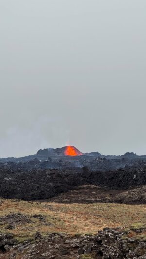 Karine St-Michel Instagram - Yolo🌋 

#volcano #Iceland #travel
