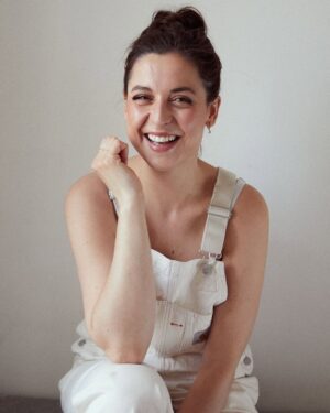 Karine St-Michel Instagram - 🎉 Nous sommes heureuses d’accueillir @karinestmichel_ à l’Agence !

Comédienne, animatrice et créatrice de contenu à l’énergie débordante, Karine est un véritable rayon de soleil dans l’industrie. Dès 2017, elle se fait remarquer dans les émissions Occupation Double Bali et Occupation Double Chez Nous. L’année suivante, elle signe son premier rôle principal - aussi bien à titre d’autrice que de comédienne - dans la websérie Les Karineries. 📺

En plus de ses projets télévisuels, elle s’illustre comme chroniqueuse dans de nombreux médias, dont OD  en direct, LookDuJour, TonPtitLook, et Durex Canada, où elle se distingue par sa plume affûtée et son regard sur le monde.

Mais ce n’est pas tout ! Karine est aussi une animatrice passionnée : elle a lancé son propre podcast @libresexpressionpodcast, où elle aborde la sexualité et le dating de façon décomplexée. Toujours à la recherche de nouveaux défis, elle a aussi animé Ta dose matinale et repris les rênes de Je suis Charlie sur les ondes du 100.1fm CKVL. 

En 2023, Karine incarne le rôle principal de Cherry Blossom dans Le Purgatoire des intimes, une performance qui lui vaut plusieurs récompenses, dont celui de la meilleure actrice au Oniros Film Awards et au Rome International Movie Awards. 🏆

Bienvenue Karine, on a hâte de t’accompagner et travailler avec toi sur tous les beaux projets qui s’en viennent! ✨

Crédit photo : julienherger