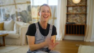 Karine Vanasse Instagram - 🏡 💛 Une nouvelle production signée Entourage : Karine et la maison jaune! 
Cette toute nouvelle série vous plonge au cœur d’une rénovation pas comme les autres! Sur un coup de tête – et surtout un coup de cœur (!!!), @karinevanasse acquiert une maison ancestrale dans les Cantons-de-l’Est et se lance dans une aventure unique où chaque imperfection raconte une histoire.

Entourée d’artisans passionnés, elle façonnera un espace qui lui ressemble, où l’art et la créativité auront toute leur place.

📺 Dès le 8 avril, tous les mardis à 20h sur @canalvie. 
📲 En rattrapage sur @cravecanadafr.