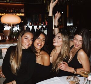 Karla Bchir Instagram - Week-end avec les copines à Paris.

et soutien à notre @evegillesoff sur le plateau de DALS 🔥🔥