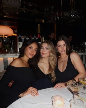 Karla Bchir Instagram - Week-end avec les copines à Paris.

et soutien à notre @evegillesoff sur le plateau de DALS 🔥🔥