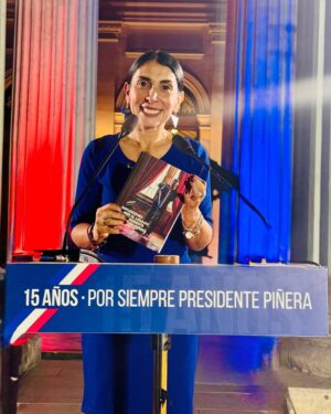 Karla Rubilar Instagram - Hoy tuve el honor de participar en el acto de conmemoración de los 15 años desde la llegada al gobierno del Presidente Sebastián Piñera. Un momento profundamente significativo, no solo para mí, sino para todos los que tuvimos la suerte de vivir su liderazgo de cerca. 

Recordar su visión, su compromiso con el progreso de Chile, y todo lo que logró para nuestra nación, me llena de emoción y gratitud. Más allá de las cifras, de las decisiones difíciles, hay un legado de trabajo incansable por el bienestar de todos. Un legado de dignidad, de avances en salud, educación, infraestructura y tantas otras áreas que nos transformaron.

Su memoria sigue viva en cada uno de nosotros, en las personas que tuvimos el privilegio de aprender y crecer a su lado. Hoy más que nunca, su ejemplo de servicio público y entrega a la nación es fuente de inspiración. 

Gracias, Presidente, por tu legado, por tu visión y por ser un ejemplo de fortaleza y valentía. Chile te recuerda con amor y respeto. ❤️🇨🇱 #Piñera #15AñosDeLegado #Chile #Gratitud #LegadoDeTrabajo #MemoriaHistórica