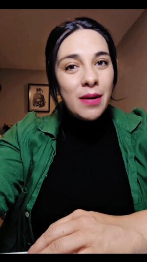 Karol Cariola Instagram - No pude marchar hoy porque llevo 5 días de post parto y aun estamos en recuperación y reposo. Pero quise compartir con ustedes algo de lo que estoy viviendo y contarles las acciones que estamos tomando frente a la vulneración y acción más violenta qué he experimentado en toda mi vida.

Estoy dispuesta a luchar para que nunca más una mujer y un niño/a tenga que vivir lo que nos hicieron a mi y mi hijo Borja.

Gracias por todas las muestras de apoyo y cariño, me emocionaron mucho los carteles y lienzos en la marcha de hoy, sobre todo los del puñito de mi bebé, que a pesar de todo esto, se encuentra bien 🙏♥️

#DiaDeLaMujer
#NoMasViolenciaDeGenero
#partorespetado