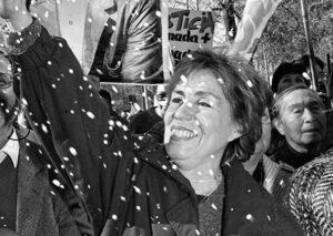 Karol Cariola Instagram - Ya son 20 años de tu ausencia física, querida Gladys, pero tu voz es memoria viva y sigue iluminando el camino hacia un Chile más justo.❤️

Fuiste una lideresa y una luchadora comprometida por la dignidad y la defensa de su democracia. Ejemplo de resistencia y esperanza por un mundo más justo y más humano.

Gracias Gladys por abrirnos el camino a todas quienes crecimos y nos formamos con tu legado.

Honor y Gloria querida compañera.🌹