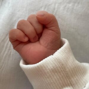 Karol Cariola Instagram - Comunicado II

Hoy miércoles 05 de marzo he sido dada de alta y ya me encuentro fuera del hospital junto a mi hijo.

Borjita está bien, nació sano y yo con mucho esfuerzo, a pesar de la tensión y evidentes dificultades que he tenido que enfrentar durante estos días, estoy logrando tener la calma necesaria para amamantarlo y darle los cuidados que un recién nacido necesita. 

Sin duda que no le deseo a ninguna mujer que en un momento tan especial como es dar a luz, sea objeto de una acción como la que me ha tocado vivir. Como autoridad de la República estoy siempre disponible a colaborar con la justicia y reitero que he actuado siempre apegada a la ley.

Como familia estamos muy agradecidos de cada mensaje de amor que nos envían, de los cariños, los buenos deseos y apoyos. Me sirven mucho para sentirme acompañada y me dan mucha fuerza. 

Espero pronto recuperar todas mis condiciones para realizar mi defensa. Por mi parte, seguiré como siempre trabajando por Chile, por sus mujeres, niños, niñas, adultos mayores, por sus trabajadores y trabajadoras, por los más humildes y excluidos, como lo he hecho siempre a lo largo de mi historia.

Con amor y cariño,

Karol Cariola Oliva