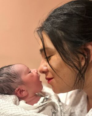 Karol Cariola Instagram - Después de largas hora de trabajo de parto, ya estás con nosotros ❤️. ¡Bienvenido Borjita! 🐣