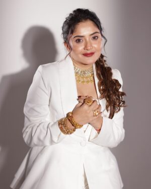 Karunya Ram Instagram - 🤍🤍🤍
:
Wearing : @laxmikrishnaofficial 
Jewllry : @kalyanjewellers_official 
Makeup : @kavyagowda_artistry 
Photography : @niwas_narayann 
Place : @fotospacestudio 
:
#karunyaram #heoinekarunyaram #actresskarunyaram #milkybeautykarunyaram #kalyanjewllers #style #diva #fashion