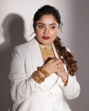 Karunya Ram Instagram - 🤍🤍🤍
:
Wearing : @laxmikrishnaofficial 
Jewllry : @kalyanjewellers_official 
Makeup : @kavyagowda_artistry 
Photography : @niwas_narayann 
Place : @fotospacestudio 
:
#karunyaram #heoinekarunyaram #actresskarunyaram #milkybeautykarunyaram #kalyanjewllers #style #diva #fashion