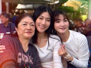 Kate Pang Instagram - 感恩有妳（們）。

3月，對我來說是很有存在感的一個月，除了婦女節之外，也有我的生日，雖然本人已經把生日去儀式化很多年，但我生命中不可或缺的妳（們），總是把它當成一回事在看待，妳（們）似乎比我更在乎我自己。

謝謝妳（們）的愛，也謝謝媽媽給予我生命，雖然不知道我是不是很確定想當人類（有時候很希望自己是一隻能隨時把舌頭伸出嘴巴甩來甩去在草地上奔跑的🐶），但能當您女兒，毫無疑問是我的榮幸，更謝謝您給我一個不管發生什麼事，都會挺我的姐姐，我想沒有什麼事，比被🈵🈵的愛環繞更幸福了。

致，我生命中不可或缺的左右護法。

#38婦女節 #internationlwomensday #womensday