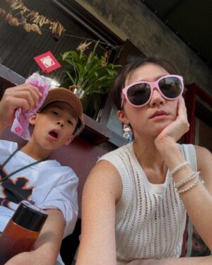 Kate Pang Instagram - 有時候會覺得為什麼不早一點生小孩，現在四十多歲了，孩子還在上小學，感覺未來還有好長一段路要走。🥲🥲🥲

不過想這些也沒有用，能找到人願意跟我生小孩就已經很不錯了。

@andiechen