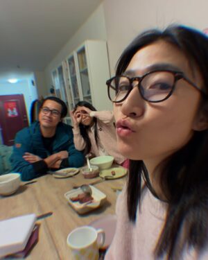 Kate Pang Instagram - 今天是跟老公手牽手變老的第一天，我們一起買了老花眼鏡👓，同時也是家裡第一個戴眼鏡的人，一起贏在起跑點～～～😆😆😆

#不敢相信 #perfecteyes #眼鏡人生 #day1 #happyaging