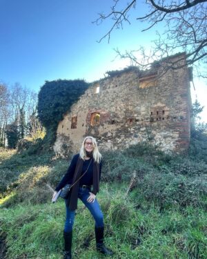 Katherine Kelly Lang Instagram - Exploring properties in Tuscany.. thinking of renovation ideas. 😎