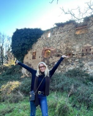 Katherine Kelly Lang Instagram - Exploring properties in Tuscany.. thinking of renovation ideas. 😎