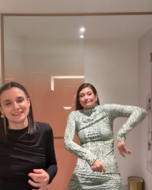 Katherine Levac Instagram - Moi après trois gorgées de mousseux. 

Photo : @alexisgr 
Cheveux et face : @anaiscote 
Coupe et couleur : @daviddamours 
Styliste : moi-même mais c’était un esti de cauchemar je le recommande pas.
Date : @chloerobish, ça je le recommande.