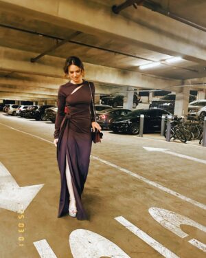 Katie Lowes Instagram - Thanks for such a fun date night @mptf that ended with @shappyshaps running to the bakery at 1am to make 4000 pretzels for the Oscars 😂😂💜💜💜
Bag - @oscardelarenta 
Dress - @victoriabeckham ious
Shoes - @malonesouliers 
@nicolechavezstyle and @albrightfashionlibraryla 
Make up @dendoll 
Hair @ninablythe_