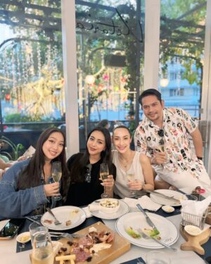 Katreeya English Instagram - Welcome back to Bkk!! So happy to see you all again🥰 Always great to catch up with my Bestie!❤️🥂😘 #bffs #goodvibes #chillvibes