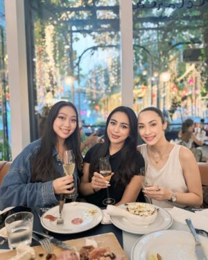 Katreeya English Instagram - Welcome back to Bkk!! So happy to see you all again🥰 Always great to catch up with my Bestie!❤️🥂😘 #bffs #goodvibes #chillvibes