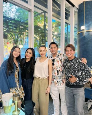 Katreeya English Instagram - Welcome back to Bkk!! So happy to see you all again🥰 Always great to catch up with my Bestie!❤️🥂😘 #bffs #goodvibes #chillvibes