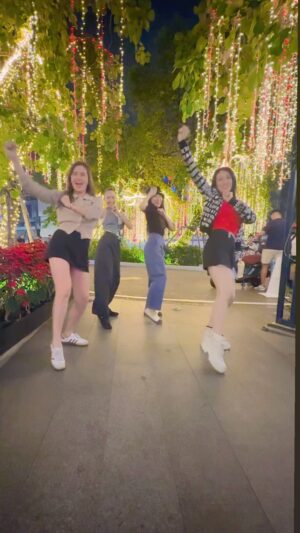 Katreeya English Instagram - กินข้าวเสร็จก็ต้องเต้นกันหน่อยสงสารพี่แคทโดนบังคับ🤣 ส่วนลูกชายดิฉันนั้นอยู่บ้านต้องถ่ายให้แม่แล้วออกมาข้างนอกยังต้องถ่ายให้แก๊งค์แม่อีก 🤟❤️ love u all @katreeya_e @hwahwa_chinadolls @realyingrhatha @bell_chinadolls  #2002ราตรี #bff 

Cr. @ninja_42701