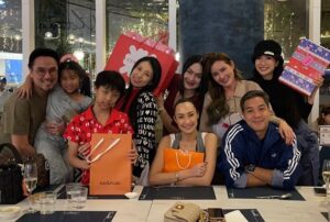 Katreeya English Instagram - “Pre-Christmas/New Year” dinner, and gift swapping, with my besties and their families🥰Luv ya!!❤️🎁🎄 Wish you were here @jennyavafah Miss you heaps!! #2002ratreeforever #2002ratree #2002ราตรี #bffs #bffsforever