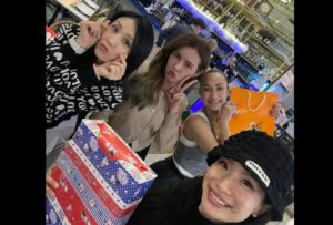 Katreeya English Instagram - “Pre-Christmas/New Year” dinner, and gift swapping, with my besties and their families🥰Luv ya!!❤️🎁🎄 Wish you were here @jennyavafah Miss you heaps!! #2002ratreeforever #2002ratree #2002ราตรี #bffs #bffsforever