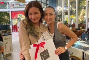 Katreeya English Instagram - “Pre-Christmas/New Year” dinner, and gift swapping, with my besties and their families🥰Luv ya!!❤️🎁🎄 Wish you were here @jennyavafah Miss you heaps!! #2002ratreeforever #2002ratree #2002ราตรี #bffs #bffsforever