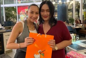 Katreeya English Instagram - “Pre-Christmas/New Year” dinner, and gift swapping, with my besties and their families🥰Luv ya!!❤️🎁🎄 Wish you were here @jennyavafah Miss you heaps!! #2002ratreeforever #2002ratree #2002ราตรี #bffs #bffsforever