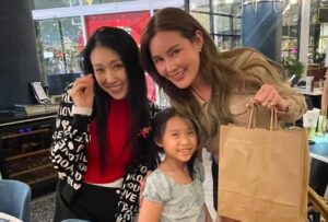 Katreeya English Instagram - “Pre-Christmas/New Year” dinner, and gift swapping, with my besties and their families🥰Luv ya!!❤️🎁🎄 Wish you were here @jennyavafah Miss you heaps!! #2002ratreeforever #2002ratree #2002ราตรี #bffs #bffsforever