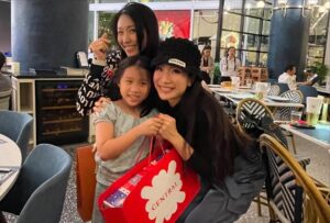 Katreeya English Instagram - “Pre-Christmas/New Year” dinner, and gift swapping, with my besties and their families🥰Luv ya!!❤️🎁🎄 Wish you were here @jennyavafah Miss you heaps!! #2002ratreeforever #2002ratree #2002ราตรี #bffs #bffsforever