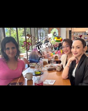 Katreeya English Instagram - Lunch with old friends.. It’s been so many years!!!☺️😍 @somsicha @sonu_chan