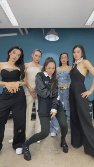 Katreeya English Instagram - เมื่อ celeb ขาแด๊นซ์รวมตัว @katreeya_e @realyingrhatha  @hwahwa_chinadolls  @sara_hohler 

#bellchinadolls #hwahwa #katreeya #yayaying #sara #2002ราตรี