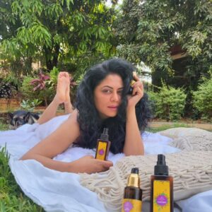 Kavita Kaushik Instagram - I create ✨️ in times of heavy duty daily soaps i tried creating a cop that was a heroine ✨️ 
When everyone thought I'm a tomboy I danced and giggled in punjabi films, playing and creating the quintessential girl ✨️ 
When I was losing my mind, my skin and hair going brittle and dry and almost on a verse of a breakdown i created a new version of me , I studied day and night to create Natural & Ayurvedic recipies that will nourish and heal my body ✨️ 
I create combinations and balance of Herbs 🌿 plant pulps, pressed stems , seeds and flower juices , i create my own garden of fresh produce where birds and animals come to talk, play and rest ✨️ 
I try to create everyday into a day of evolution , to get better, to become self sufficient and to share the healing journey and my healthy healing products with so many of you who are just like me ... A creative mess❤️ ✨️ 
Www.aparnaauntys.com 
International customers can watsapp- 9820378775 to order
Harr Harr Mahadev 🙏 Thankful for your guidance and this life