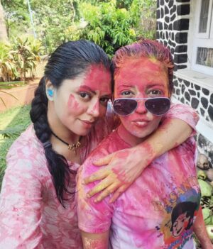 Kavita Kaushik Instagram - Happy Holi , Sabka jeevan Rangeen rahe ❤️💙 Dhero शुभकामनाएं ✨️
Enjoy Holi Sale, 100rs off on any of our products ✨️ 
Valid via WhatsApp only - 9820378775