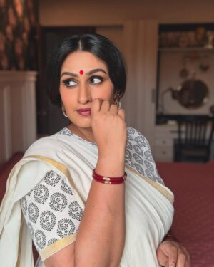 Kavitha Nair Instagram - Me in an old settu saree. Thts the post:)