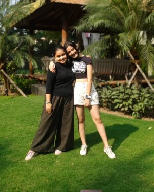 Kavya Ramani Instagram - Spontaneous moments with friends make the best memories.. #bestie #friendship #friendsforever @kavya_ramani_official
@aakritisharma.official