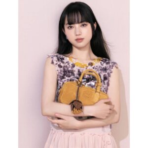 Kaya Kiyohara Instagram - 雑誌「25ans」　2025年3月号
⁡
春らしい軽やかさたっぷりな
お洋服を纏わせていただきました。
⁡
春に向かうトキメキを皆さまと共有出来たら
嬉しいです☺︎
⁡
.
#25ans