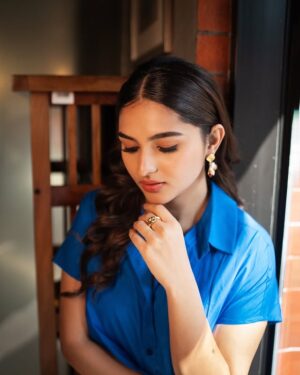 Kayadu Lohar Instagram - Wrapped in love draped in blue ….. romantizising my own existence 🙈💙

 Outfit : @leh.studios 
Jewellery : @litmusindia
Stylist: @hqrukmini
Styling Team: @sxdhksh @rithika___ 
Make up  @artistrybyolivia 
Hair @adithya_jaykumar
Photographer @its_surean