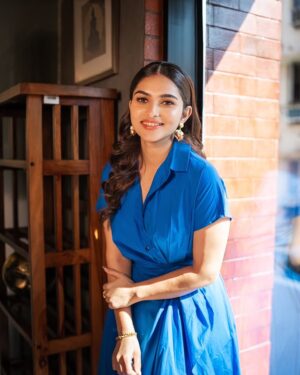 Kayadu Lohar Instagram - Wrapped in love draped in blue ….. romantizising my own existence 🙈💙

 Outfit : @leh.studios 
Jewellery : @litmusindia
Stylist: @hqrukmini
Styling Team: @sxdhksh @rithika___ 
Make up  @artistrybyolivia 
Hair @adithya_jaykumar
Photographer @its_surean