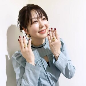 Keiko Horiuchi Instagram - 映画　かなさんどー

舞台挨拶、取材などで、着用させていただきました。
お洋服、アクセサリーです💜

dress
@velnica_japan
jewelry
@susujewelry_okinawa

dress,skirt
@lokitho_tokyo

jewelry
@vendomeaoyama_official
@anteprima_japan

hairmake
熊谷波江

stylist
多木成美