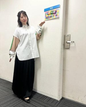 Keiko Horiuchi Instagram - 相葉◯✕部

お衣装　&　アクセサリー

マネージャーを冷たい目で見ている私。。
気をつけねば。。反省ですね。
ーーーーー
衣装
@enfold_official
@nagonstans_official

アクセサリー
@kashikeybrowndiamond
ーーーーー

メイク
熊谷波江

スタイリスト
岡本純子

#皆さん笑顔で過ごしましょう💜
#これが特技と言えますか？
#と言われたレイナさんとは
#楽屋が同じで仲良く出来てます💛