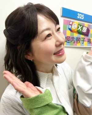 Keiko Horiuchi Instagram - 相葉◯✕部

お衣装　&　アクセサリー

マネージャーを冷たい目で見ている私。。
気をつけねば。。反省ですね。
ーーーーー
衣装
@enfold_official
@nagonstans_official

アクセサリー
@kashikeybrowndiamond
ーーーーー

メイク
熊谷波江

スタイリスト
岡本純子

#皆さん笑顔で過ごしましょう💜
#これが特技と言えますか？
#と言われたレイナさんとは
#楽屋が同じで仲良く出来てます💛