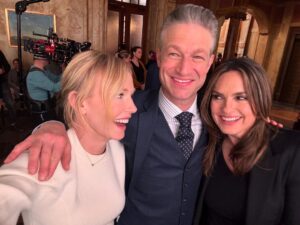 Kelli Giddish Instagram - The Band is back together! #SVU26 #FridayFeels #ThreesCompany #TheCarisisAndMe